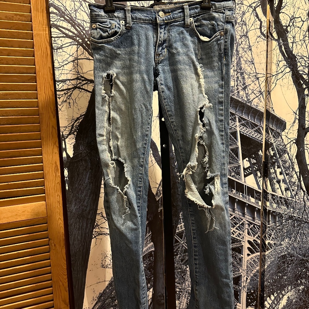 Bui•Yah•Kah Women’s Distressed Jeans